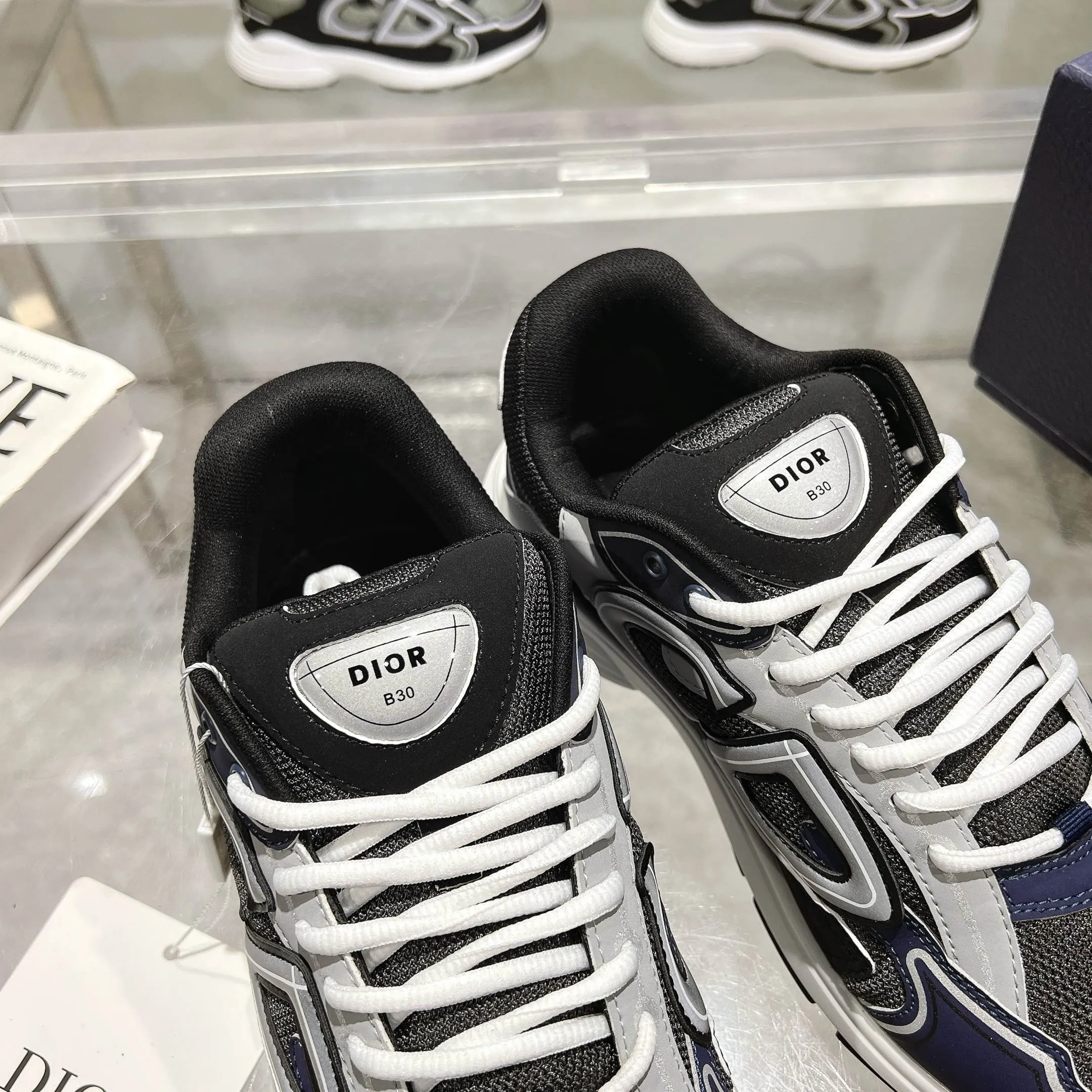 👟👟Ex-factory price 520👟👟 H612 high version B30 low-top sneakers are one of the flagship styles of this series. Crafted from mesh and technical fabrics, it's finished with a reflective 'CD30' graphic and 'DIOR B30' and 'CD30' logos on the heel and tongue. The extra-light, sculpted rubber sole adds style with signature accents, while internal stretch details create ideal comfort. Can be paired with a variety of casual looks to show a fashionable, modern and sporty style. ✅Size: 35-47 (45-46-47 customized, non-returnable and non-exchangeable) ✅Sole material: Original ultra-light IP sole ✅Packaging: Brand new counter packaging